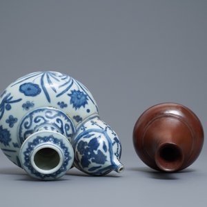 A varied collection of Chinese Yixing stoneware and various porcelains, Ming and later — 照片 12