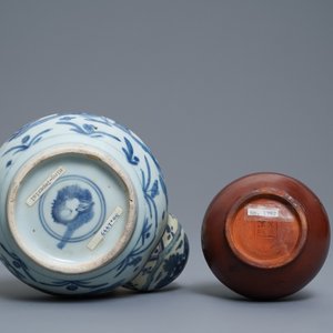 A varied collection of Chinese Yixing stoneware and various porcelains, Ming and later — 照片 13