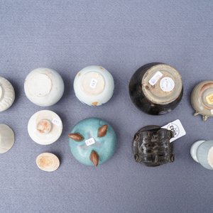 A varied collection of early Chinese stoneware, pottery and porcelain, Jin and later — 照片 3