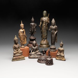 A varied collection of eight bronze Buddha figures, South Asia, 18/19th C. — foto 1