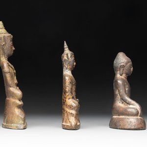 A varied collection of eight bronze Buddha figures, South Asia, 18/19th C. — foto 11