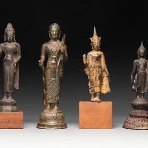 A varied collection of eight bronze Buddha figures, South Asia, 18/19th C. — foto 2