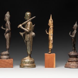 A varied collection of eight bronze Buddha figures, South Asia, 18/19th C. — foto 3