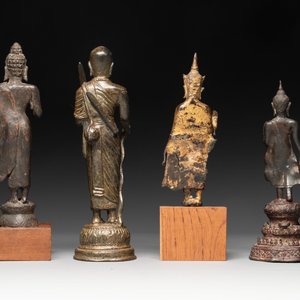 A varied collection of eight bronze Buddha figures, South Asia, 18/19th C. — foto 4