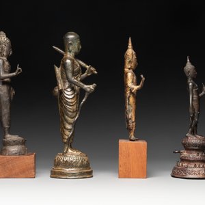 A varied collection of eight bronze Buddha figures, South Asia, 18/19th C. — foto 5