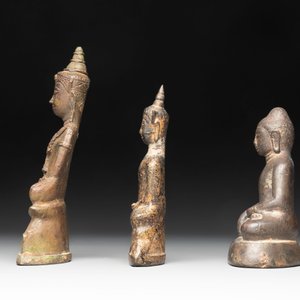 A varied collection of eight bronze Buddha figures, South Asia, 18/19th C. — foto 9