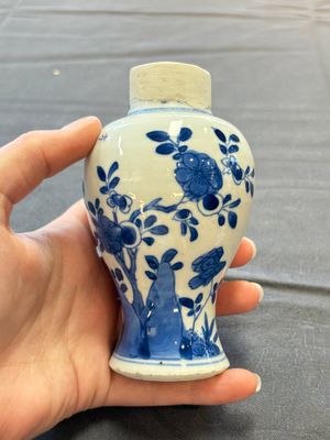 A varied collection of eight Chinese blue and white vases, two teapots and two loving cups, Kangxi/Qianlong — 照片 11