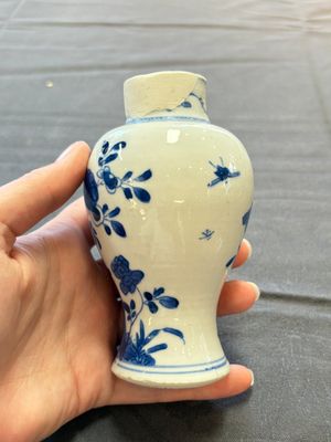 A varied collection of eight Chinese blue and white vases, two teapots and two loving cups, Kangxi/Qianlong — 照片 12