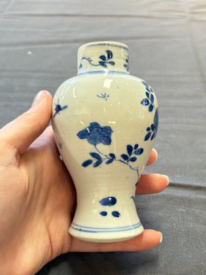 A varied collection of eight Chinese blue and white vases, two teapots and two loving cups, Kangxi/Qianlong — 照片 13