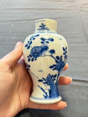A varied collection of eight Chinese blue and white vases, two teapots and two loving cups, Kangxi/Qianlong — 照片 14