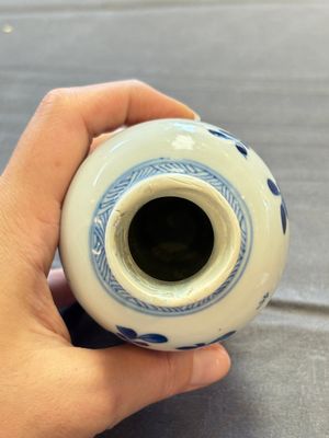 A varied collection of eight Chinese blue and white vases, two teapots and two loving cups, Kangxi/Qianlong — 照片 15