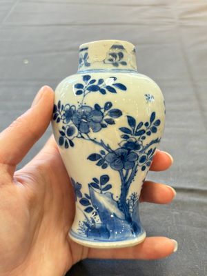A varied collection of eight Chinese blue and white vases, two teapots and two loving cups, Kangxi/Qianlong — 照片 20