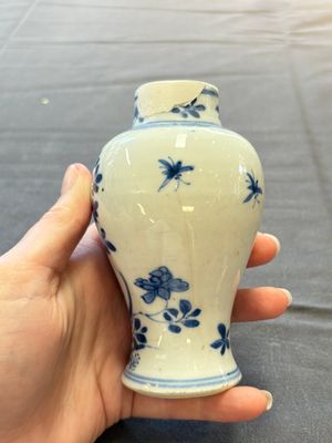 A varied collection of eight Chinese blue and white vases, two teapots and two loving cups, Kangxi/Qianlong — 照片 22