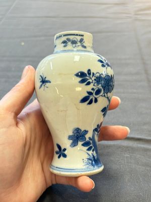 A varied collection of eight Chinese blue and white vases, two teapots and two loving cups, Kangxi/Qianlong — 照片 23