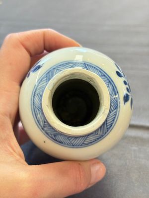 A varied collection of eight Chinese blue and white vases, two teapots and two loving cups, Kangxi/Qianlong — 照片 24