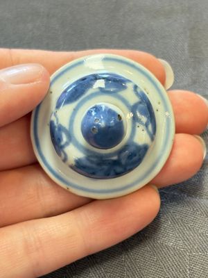 A varied collection of eight Chinese blue and white vases, two teapots and two loving cups, Kangxi/Qianlong — 照片 26