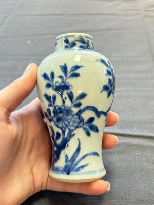 A varied collection of eight Chinese blue and white vases, two teapots and two loving cups, Kangxi/Qianlong — 照片 30