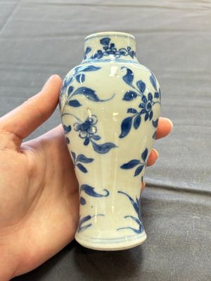 A varied collection of eight Chinese blue and white vases, two teapots and two loving cups, Kangxi/Qianlong — 照片 3