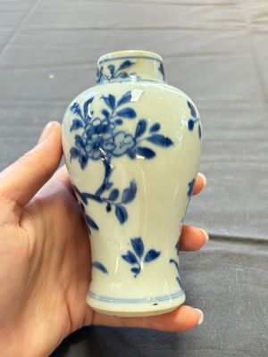 A varied collection of eight Chinese blue and white vases, two teapots and two loving cups, Kangxi/Qianlong — 照片 31