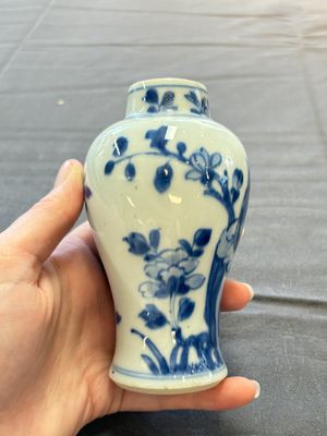 A varied collection of eight Chinese blue and white vases, two teapots and two loving cups, Kangxi/Qianlong — 照片 32