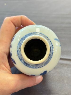 A varied collection of eight Chinese blue and white vases, two teapots and two loving cups, Kangxi/Qianlong — 照片 33