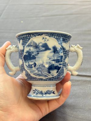 A varied collection of eight Chinese blue and white vases, two teapots and two loving cups, Kangxi/Qianlong — 照片 37