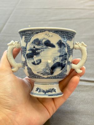 A varied collection of eight Chinese blue and white vases, two teapots and two loving cups, Kangxi/Qianlong — 照片 39