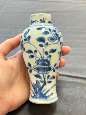 A varied collection of eight Chinese blue and white vases, two teapots and two loving cups, Kangxi/Qianlong — 照片 4