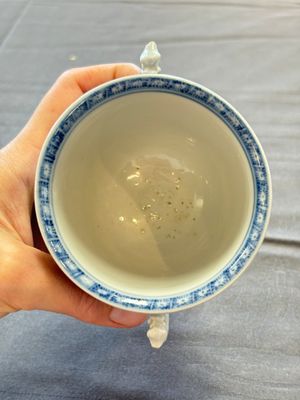 A varied collection of eight Chinese blue and white vases, two teapots and two loving cups, Kangxi/Qianlong — 照片 41