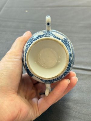 A varied collection of eight Chinese blue and white vases, two teapots and two loving cups, Kangxi/Qianlong — 照片 42