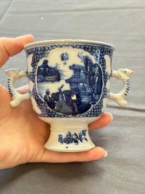 A varied collection of eight Chinese blue and white vases, two teapots and two loving cups, Kangxi/Qianlong — 照片 43