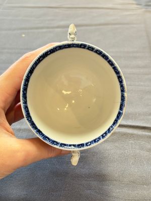 A varied collection of eight Chinese blue and white vases, two teapots and two loving cups, Kangxi/Qianlong — 照片 47