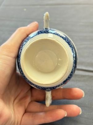 A varied collection of eight Chinese blue and white vases, two teapots and two loving cups, Kangxi/Qianlong — 照片 48