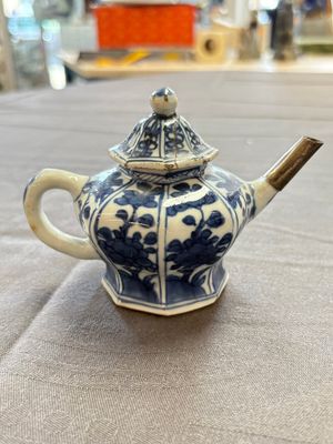 A varied collection of eight Chinese blue and white vases, two teapots and two loving cups, Kangxi/Qianlong — 照片 49