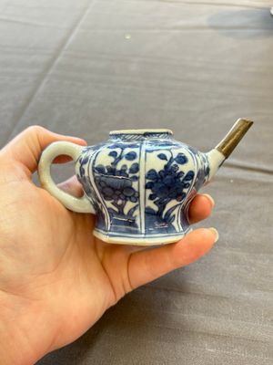 A varied collection of eight Chinese blue and white vases, two teapots and two loving cups, Kangxi/Qianlong — 照片 50
