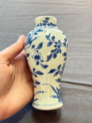 A varied collection of eight Chinese blue and white vases, two teapots and two loving cups, Kangxi/Qianlong — 照片 5