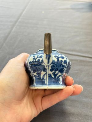 A varied collection of eight Chinese blue and white vases, two teapots and two loving cups, Kangxi/Qianlong — 照片 51