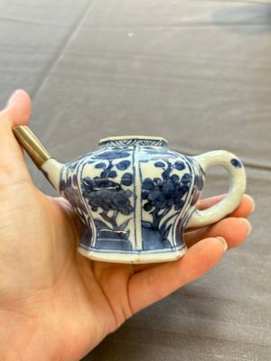 A varied collection of eight Chinese blue and white vases, two teapots and two loving cups, Kangxi/Qianlong — 照片 52