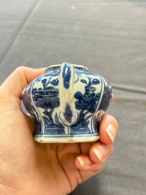 A varied collection of eight Chinese blue and white vases, two teapots and two loving cups, Kangxi/Qianlong — 照片 53