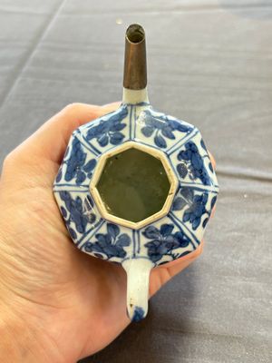 A varied collection of eight Chinese blue and white vases, two teapots and two loving cups, Kangxi/Qianlong — 照片 54