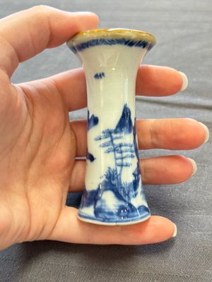 A varied collection of eight Chinese blue and white vases, two teapots and two loving cups, Kangxi/Qianlong — 照片 58