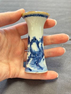 A varied collection of eight Chinese blue and white vases, two teapots and two loving cups, Kangxi/Qianlong — 照片 59