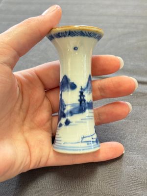 A varied collection of eight Chinese blue and white vases, two teapots and two loving cups, Kangxi/Qianlong — 照片 60