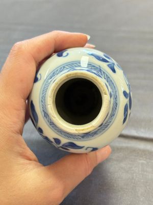A varied collection of eight Chinese blue and white vases, two teapots and two loving cups, Kangxi/Qianlong — 照片 6