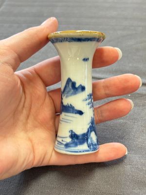 A varied collection of eight Chinese blue and white vases, two teapots and two loving cups, Kangxi/Qianlong — 照片 61