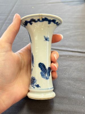 A varied collection of eight Chinese blue and white vases, two teapots and two loving cups, Kangxi/Qianlong — 照片 64