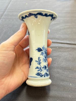 A varied collection of eight Chinese blue and white vases, two teapots and two loving cups, Kangxi/Qianlong — 照片 65