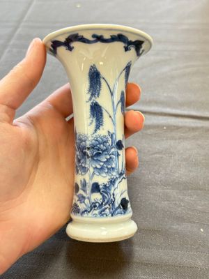 A varied collection of eight Chinese blue and white vases, two teapots and two loving cups, Kangxi/Qianlong — 照片 66