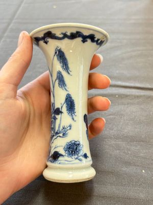 A varied collection of eight Chinese blue and white vases, two teapots and two loving cups, Kangxi/Qianlong — 照片 67