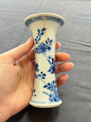 A varied collection of eight Chinese blue and white vases, two teapots and two loving cups, Kangxi/Qianlong — 照片 70